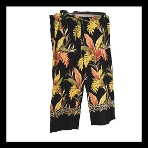 Vanity Tropical Floral Black Women's Capri Pants seashell trim Medium